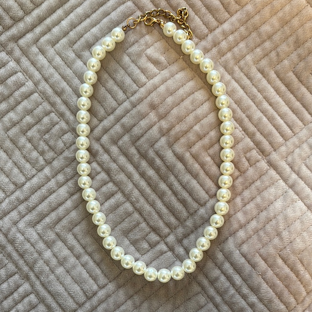 Elegant Pearl Necklace with Gold Clasp